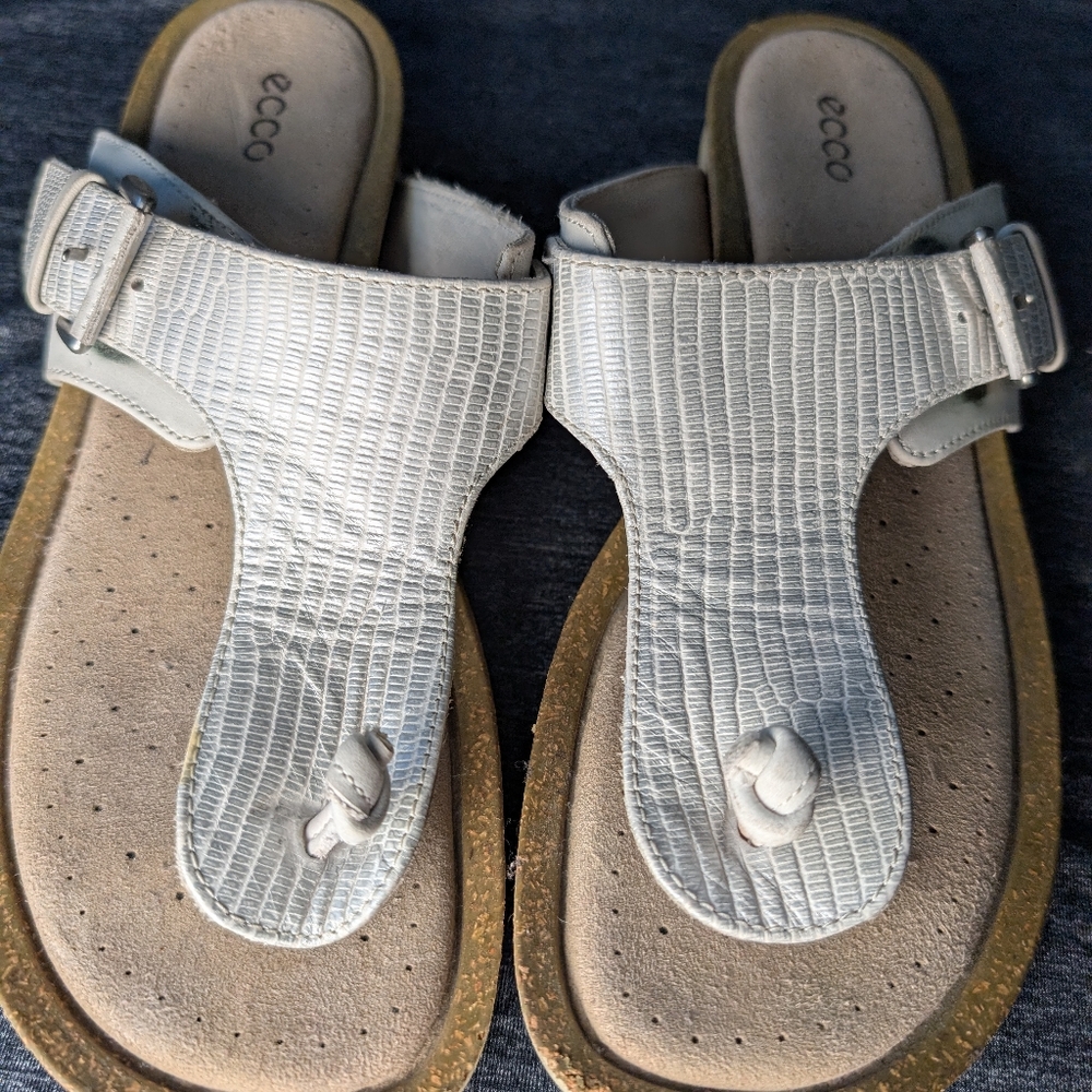 ECCO White leather Flip Flop Thong With adjustable buckle size 39 or 8-8.5